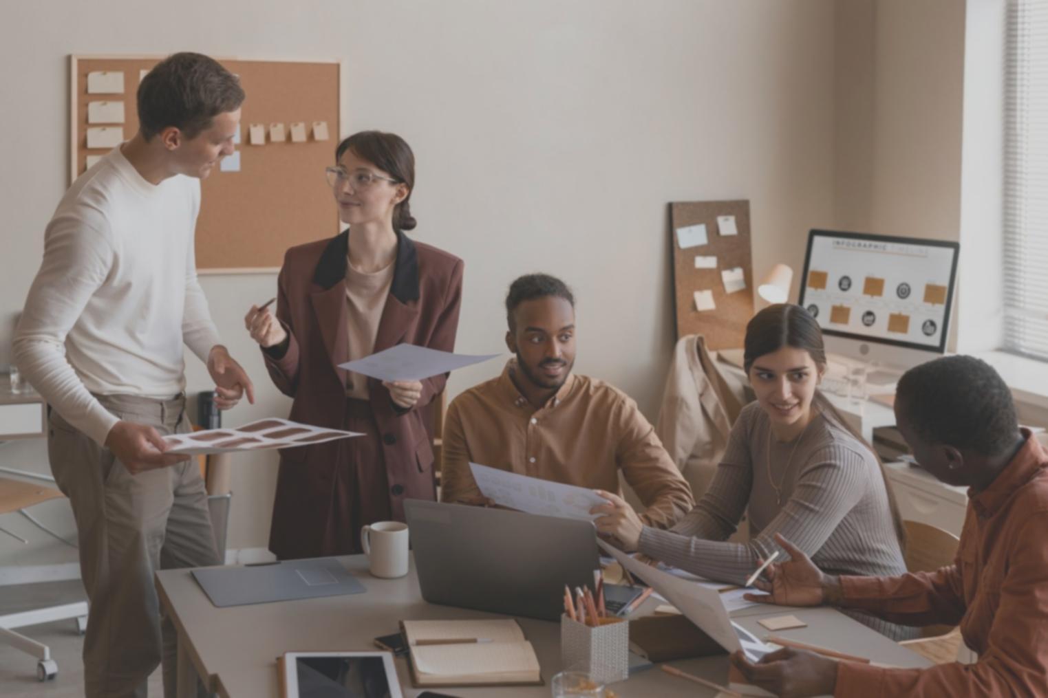 Equipo de análisis trabajando con gráficos financieros